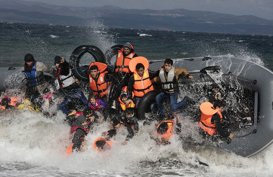 Amerikanische Kreuzfahrtschiffe kollidierten und sanken ins Wasser. Vier vermisste Touristen trugen keine Schwimmwesten.